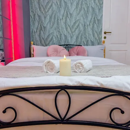 Saints & Sinners Romantic Jacuzzi Villa *