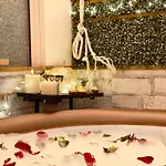Saints & Sinners Romantic Jacuzzi Villa *