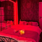 Saints & Sinners Romantic Jacuzzi Villa *