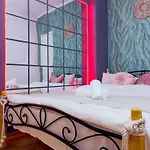 Saints & Sinners Romantic Jacuzzi * Bukarest