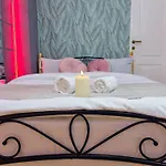 Saints & Sinners Romantic Jacuzzi Villa *