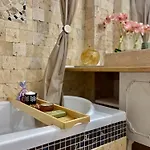 Villa Saints & Sinners Romantic Jacuzzi