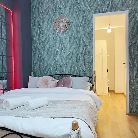 Saints & Sinners Romantic Jacuzzi Vilă *