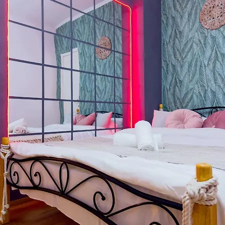 Saints & Sinners Romantic Jacuzzi * Bucharest