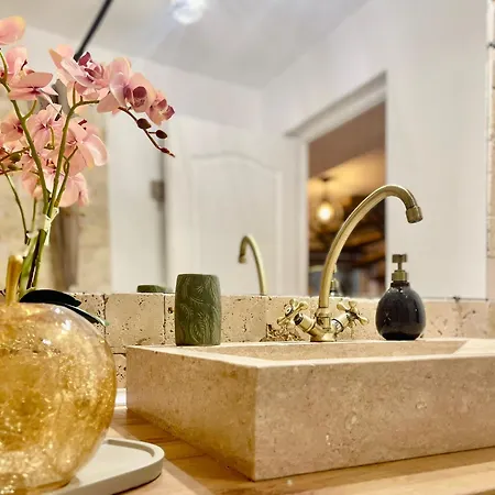 Saints & Sinners Romantic Jacuzzi Vilă