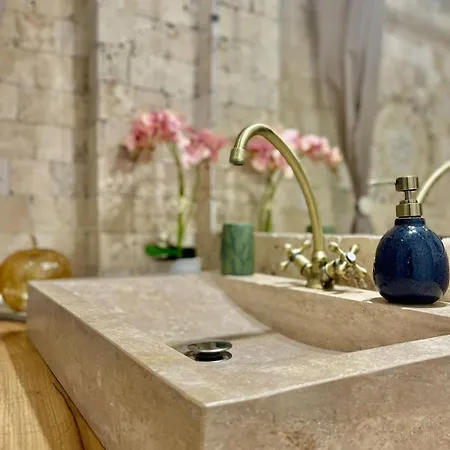 Saints & Sinners Romantic Jacuzzi *