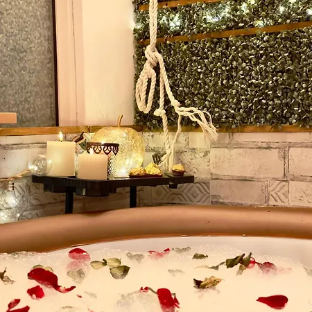 Saints & Sinners Romantic Jacuzzi Villa *