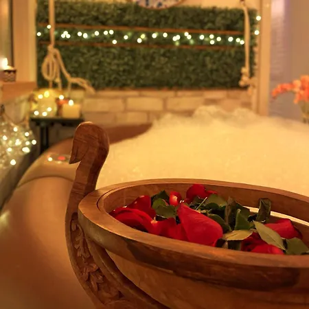 Villa Saints & Sinners Romantic Jacuzzi