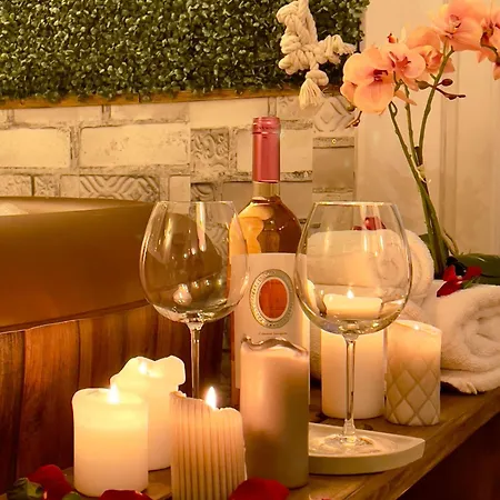 Villa Saints & Sinners Romantic Jacuzzi