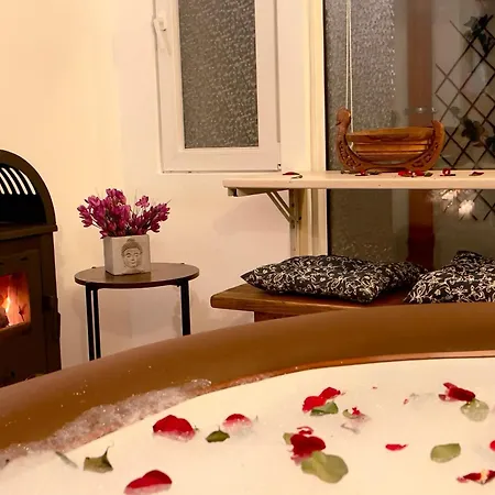 Vilă Saints & Sinners Romantic Jacuzzi *