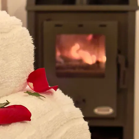 Saints & Sinners Romantic Jacuzzi Vilă