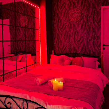 Saints & Sinners Romantic Jacuzzi Villa *