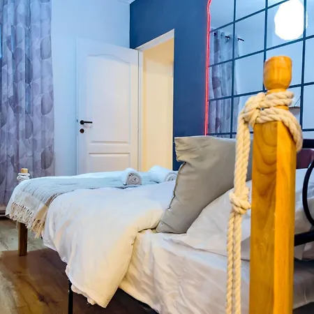 Saints & Sinners Romantic Jacuzzi Villa *