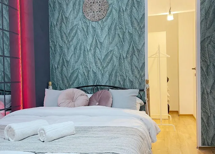 Saints & Sinners Romantic Jacuzzi Villa *