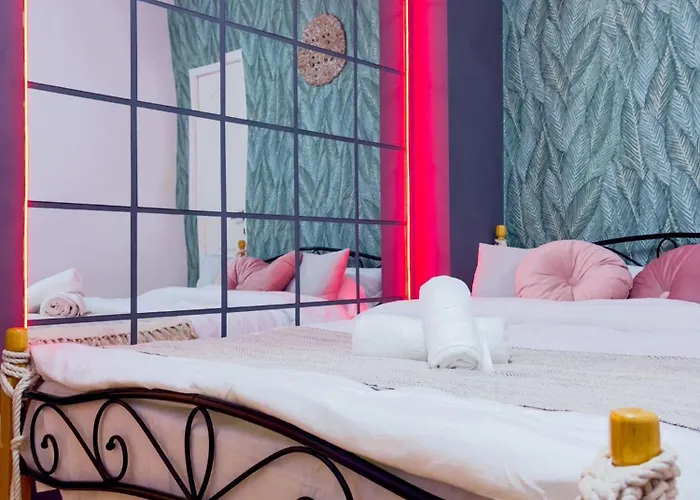 Saints & Sinners Romantic Jacuzzi * Bucharest