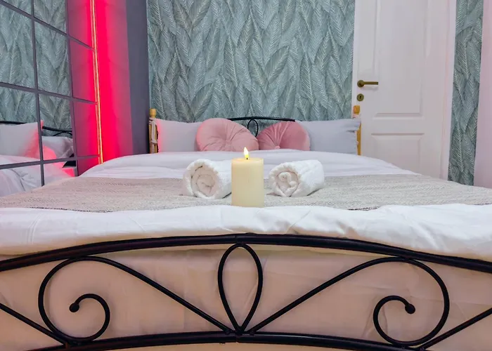 Saints & Sinners Romantic Jacuzzi Villa *