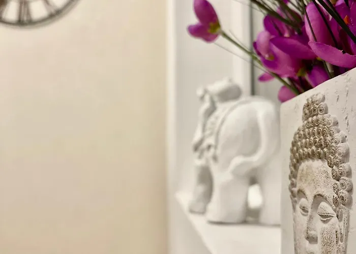 Saints & Sinners Romantic Jacuzzi Villa *