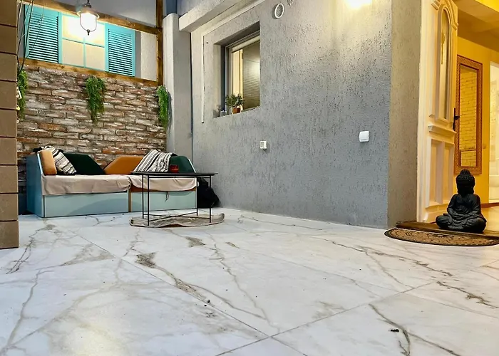 Saints & Sinners Romantic Jacuzzi * Bucharest