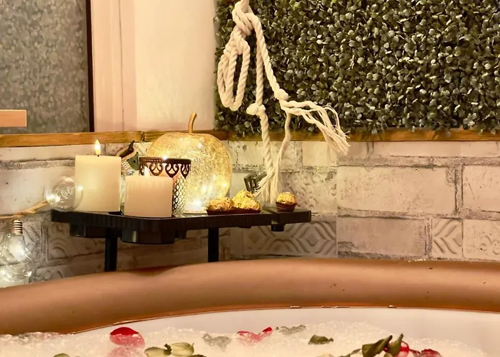Saints & Sinners Romantic Jacuzzi Villa *