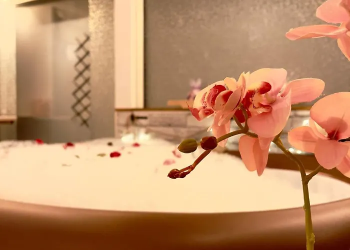 Saints & Sinners Romantic Jacuzzi Villa Bucharest