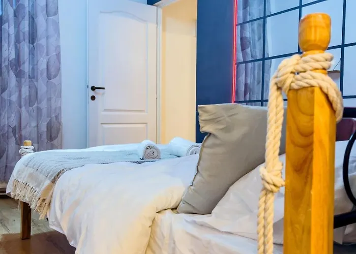 Saints & Sinners Romantic Jacuzzi Villa *