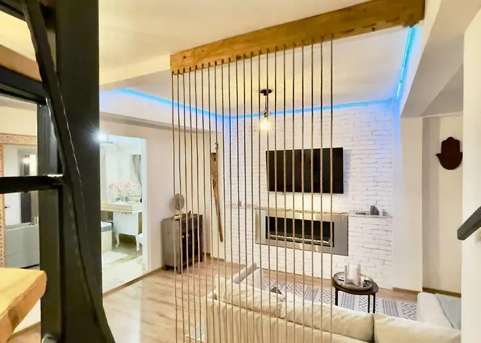 Saints & Sinners Romantic Jacuzzi * Bucharest