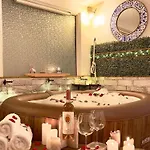 Saints & Sinners Romantic Jacuzzi * 布加勒斯特