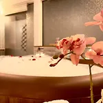 Saints & Sinners Romantic Jacuzzi 别墅 布加勒斯特
