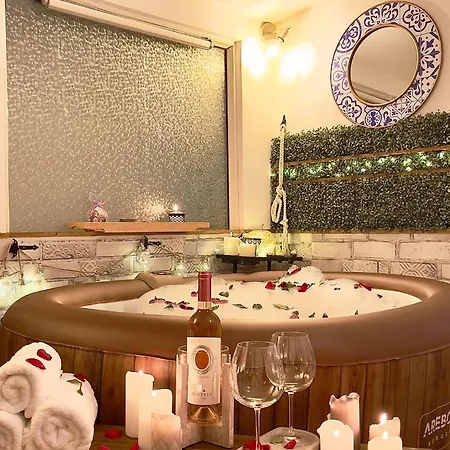 Saints & Sinners Romantic Jacuzzi * Bukarest