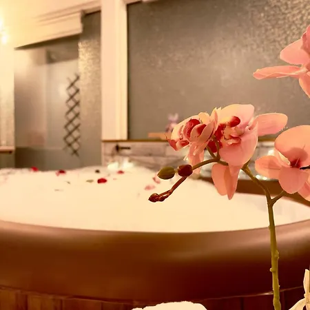 Saints & Sinners Romantic Jacuzzi Villa Bukarest