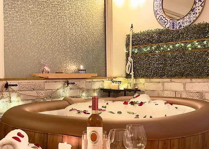 Saints & Sinners Romantic Jacuzzi * Bucharest